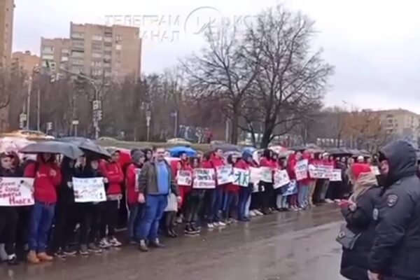 У посольства Сербии в Москве собрались сотни людей