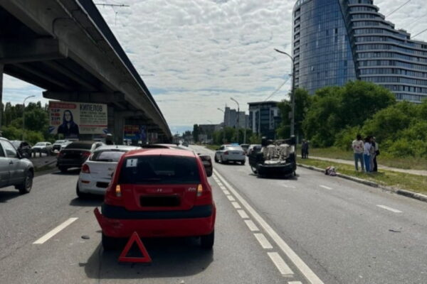 Девушка пострадала в ДТП с перевернувшейся машиной на Северном мосту в Воронеже