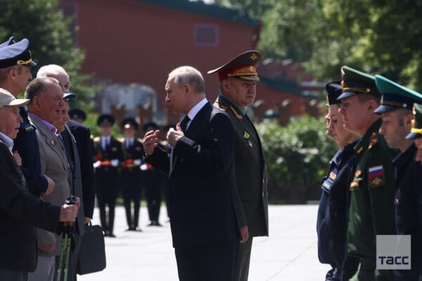Путин в День памяти и скорби возложил венок к Могиле Неизвестного Солдата