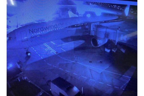 Самолет столкнулся с телетрапом в аэропорту Сочи