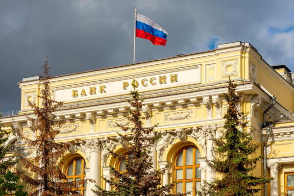 Банк России продлил еще на шесть месяцев ограничения на перевод средств за рубеж