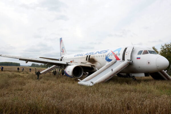 Пилот Юсупов заявил, что гордится посадившим в поле самолет экипажем