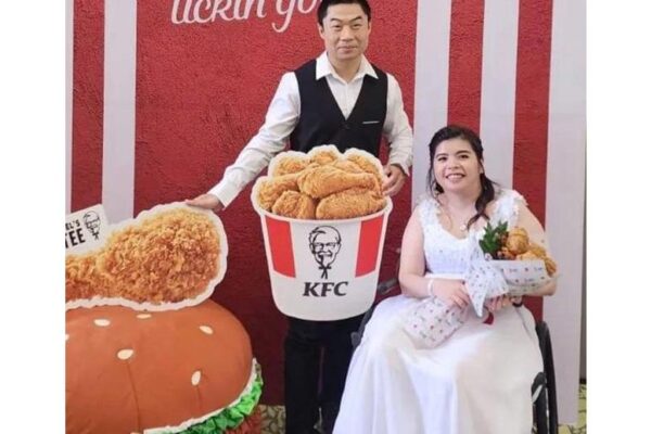 В Сингапуре невеста устроила «куриный фест» на свадьбе.