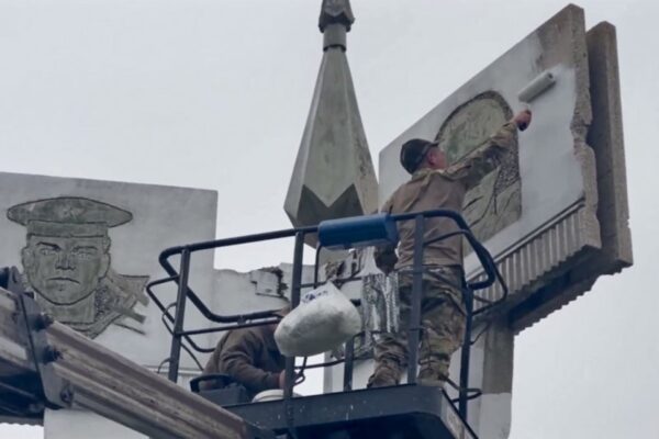 Бойцы СВО из Забайкалья восстановили памятник в ДНР